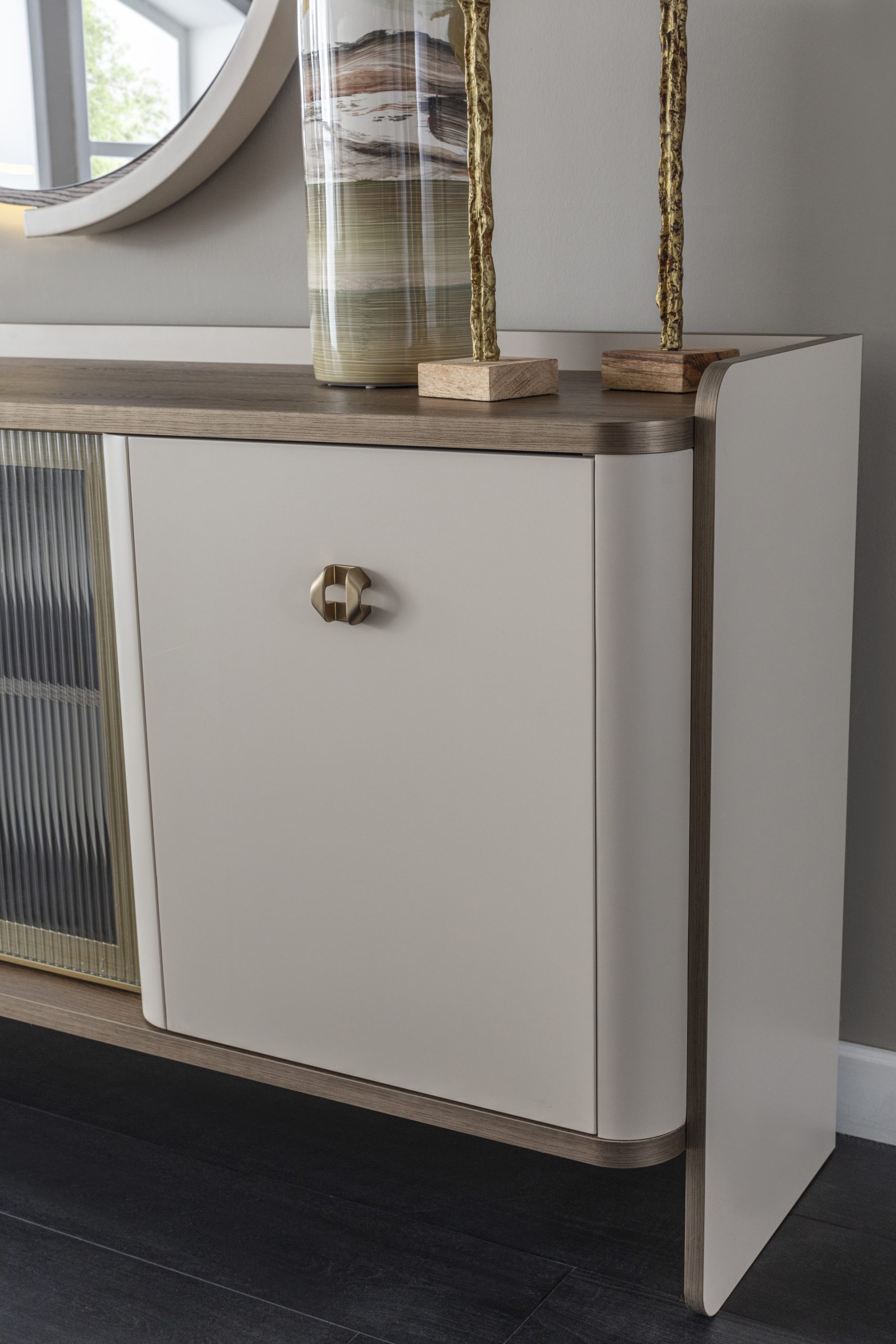 Masă Extensibilă Bold – Design Sculptural Crem, MDF Vopsit și Bază cu Accent Lemn 1