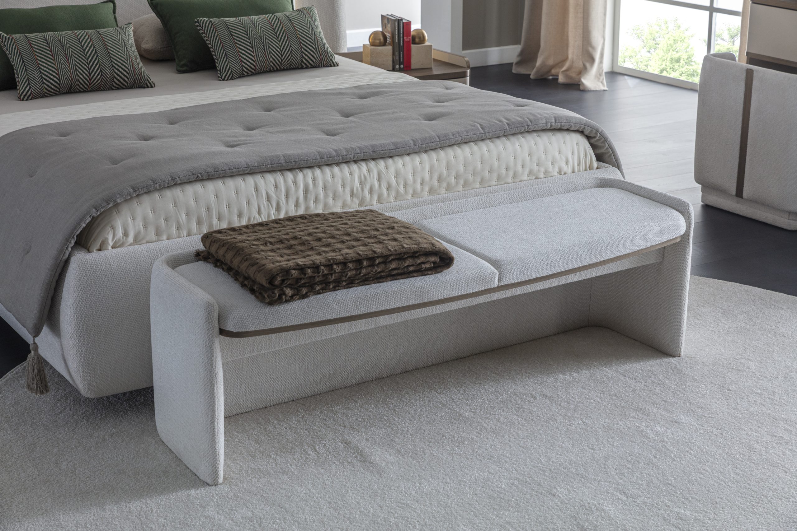 Comoda BOLD – Minimalism Sculptural și Puritate în MDF Vopsit