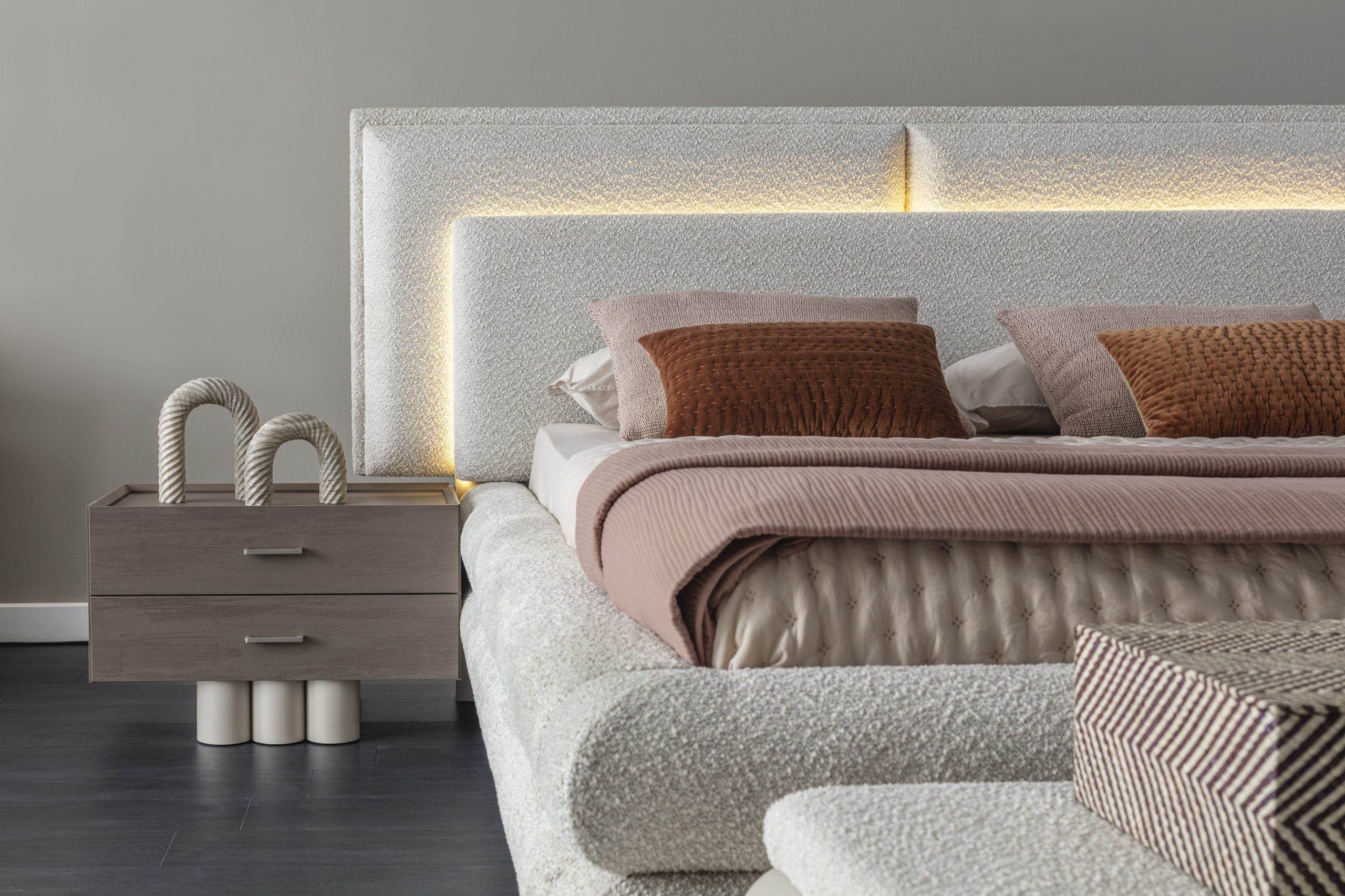 Set Dormitor STELLA – Design Modern Complet (Pat, Noptiere, Dulap, Comodă) 4