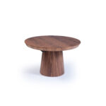 Masă dining rotundă FLOW din lemn nuc, cu bază centrală striată și sistem de extensie integrat într-o amenajare modernă.