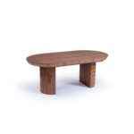 Masă extensibilă SCALA din lemn de nuc, formă ovală, cu sistem de extensie vizibil și picioare centrale striate într-un decor interior modern.