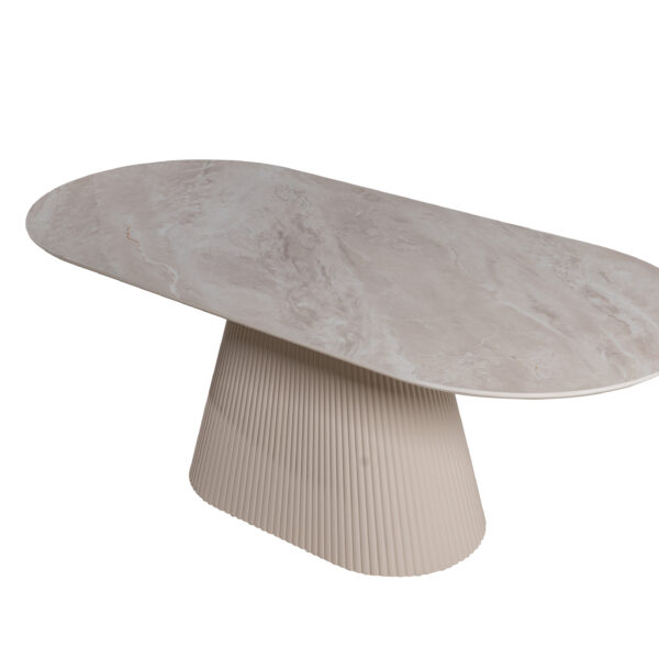 Masa dining ovală BRUN cu blat aspect marmură și bază sculpturală canelată bej.