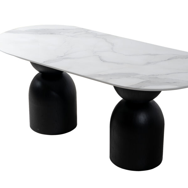 Masă de dining ovală SILEX cu blat alb aspect marmură și picioare centrale negre din lemn în decor de lux.