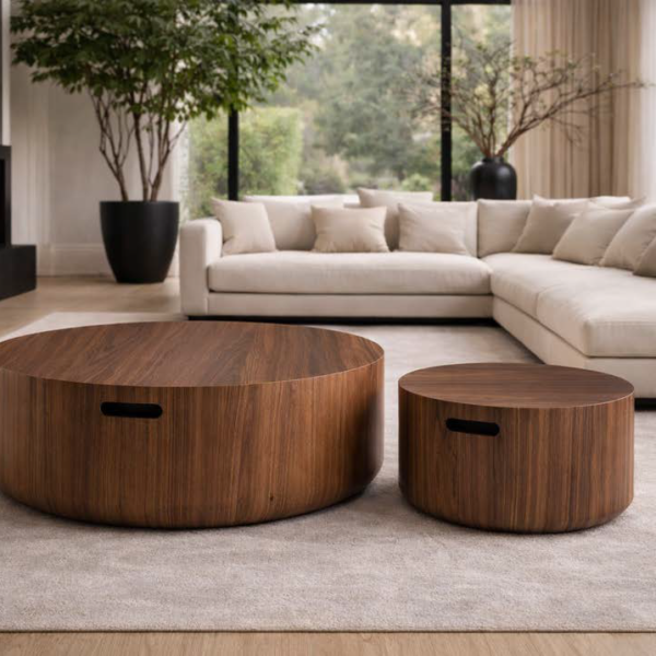 Set de două măsuțe de cafea rotunde MONO placate cu furnir de lemn, cu baze cilindrice netede și înălțimi diferite într-un decor modern.